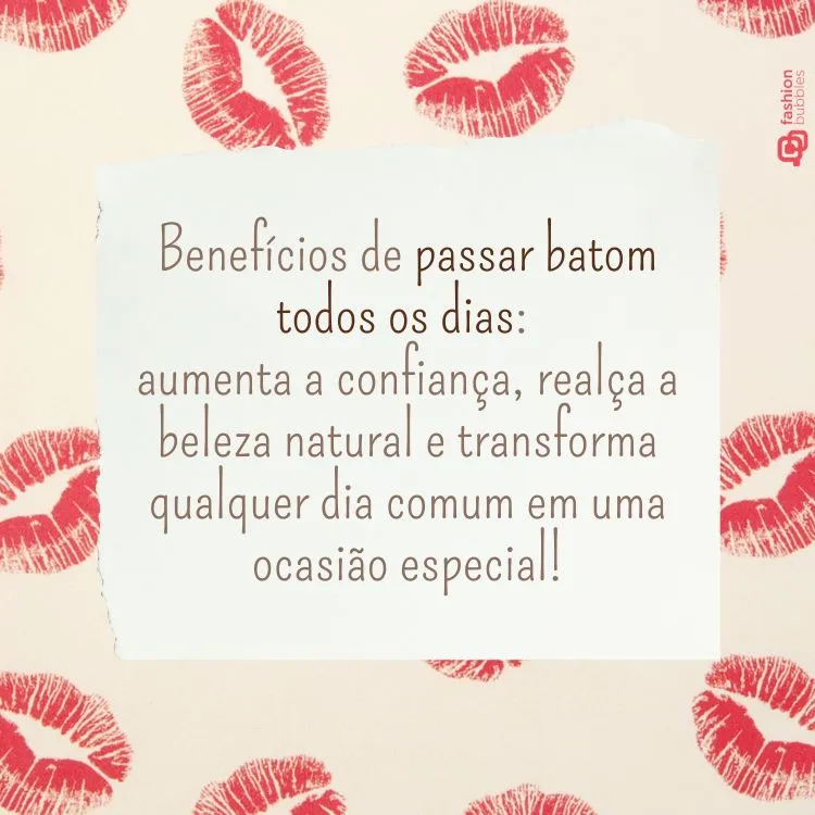 A imagem mostra um fundo bege claro com várias marcas de beijos de batom vermelho espalhadas. No centro, há um papel branco com um texto em português que diz: “Benefícios de passar batom todos os dias: aumenta a confiança, realça a beleza natural e transforma qualquer dia comum em uma ocasião especial!”

