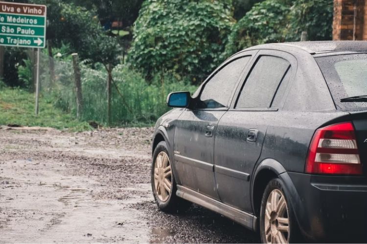 Imagem de um carro preto usado e sujo na lama. carro usado cheiro