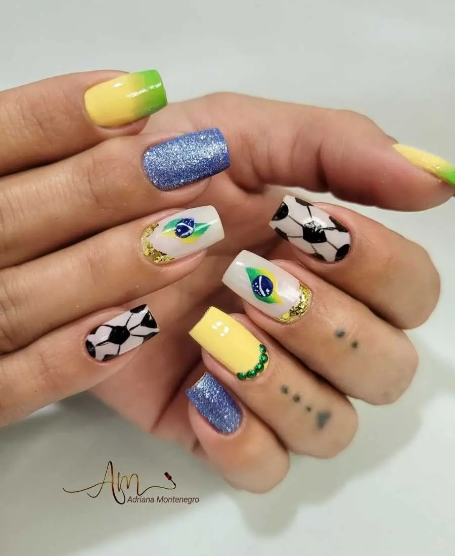 Imagem de mão decoradas com esmalte.  Cores usadas, verde, amarelo, azul, branco e preto. Pedrinhas decorativas + glitter dourado e azul. Arte, bola de futebol e bandeira.