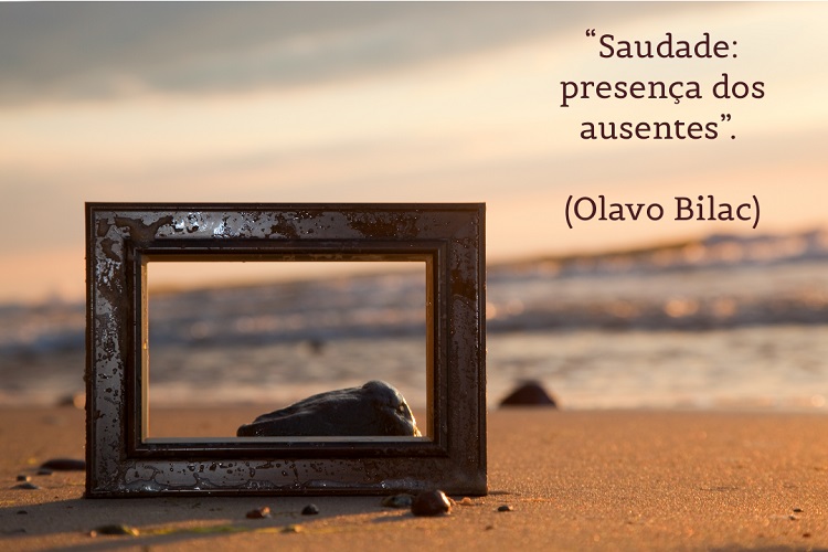 Foto de praia com moldura na areia e frase: “Saudade: presença dos ausentes”. (Olavo Bilac)