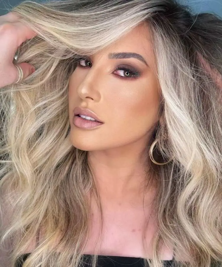 Amanda Meirelles maquiada e exibindo cabelos loiros