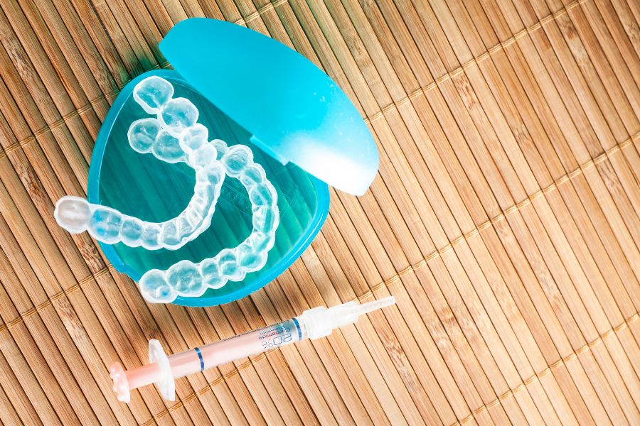 esteira de bambu com placas de silicone e seringa com gel para clarear os dentes