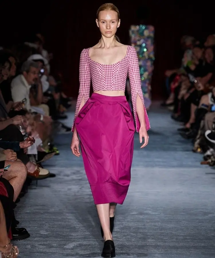 Foto de modelo usando blusa xadrez, uma das tendências do SPFW N60