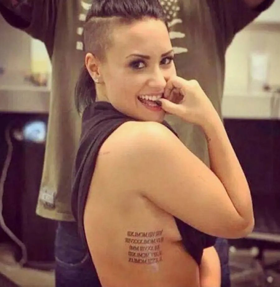 Foto de Demi Lovato com a tatuagem que homenageia sua família