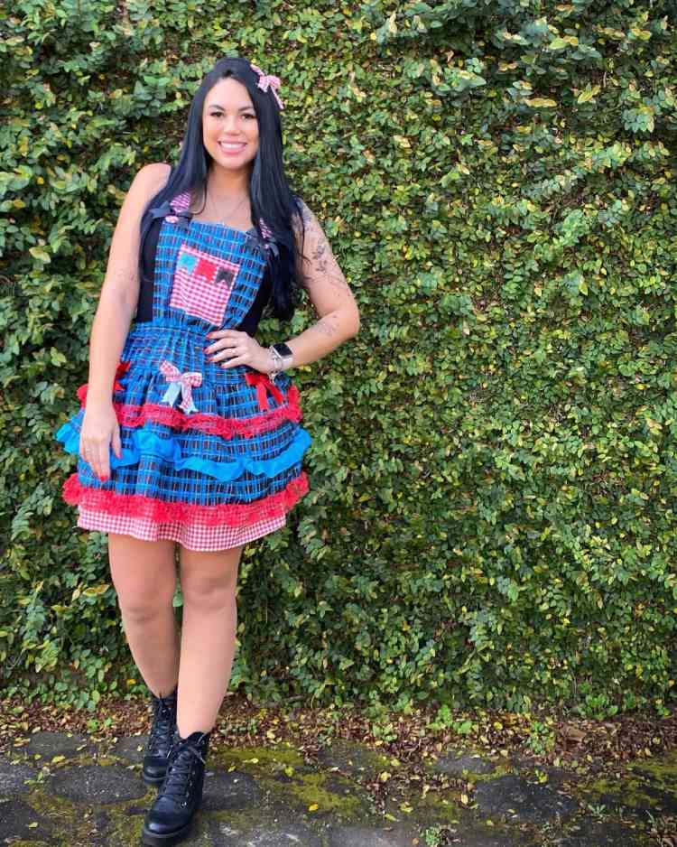 mulher com vestido de festa junina colorido e com babados