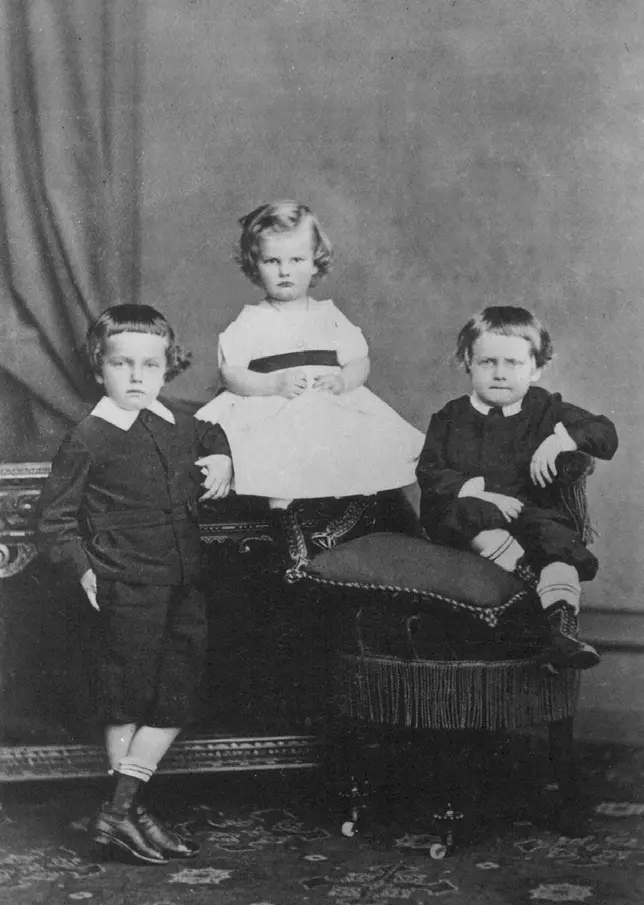 Foto em preto e branco dos filhos da Princesa Dona Leopoldina de Bragança e do Príncipe Luís Augusto de Saxe-Coburgo-Gota, os meninos vestidos coma roupa infantil da época Foto dos filhos da Princesa Dona Leopoldina de Bragança e do Príncipe Luís Augusto de Saxe-Coburgo-Gota: Dom Pedro Augusto, Dom José Fernando e Dom Augusto Leopoldo.