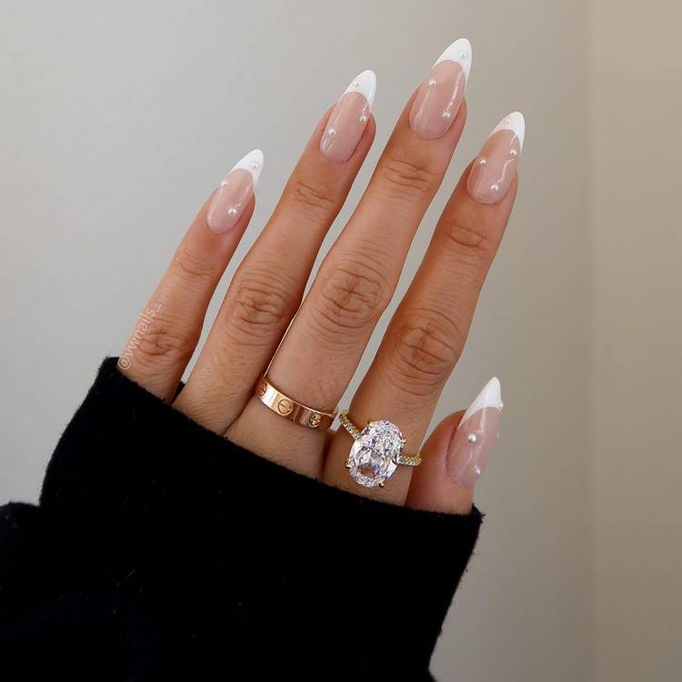 Foto de unhas decoradas com pérolas.