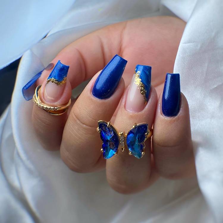 Unhas decoradas em tons de azul com Glitter, folha de ouro e técnica marmorizado