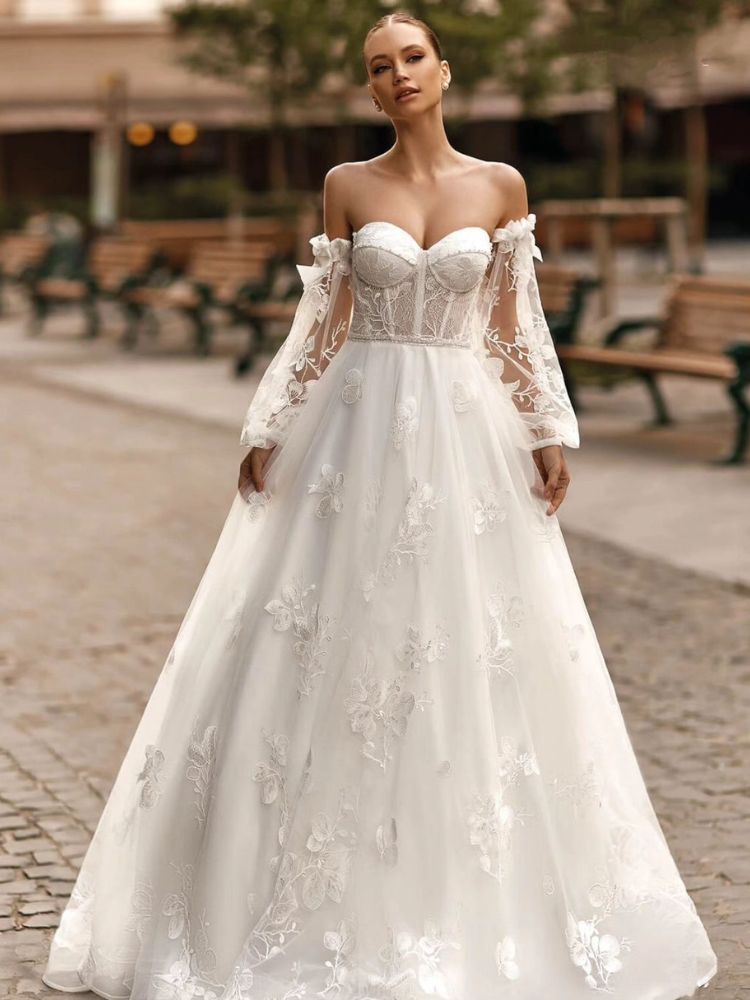 Mulher de pele clara usando vestido com corselet transparente na barriga, mangas transparentes bordadas e saia bordada 