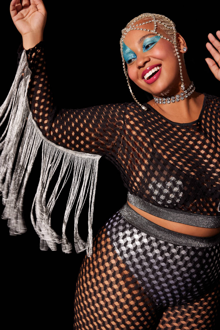 Fantasia de Carnaval com cropped com franja prata.