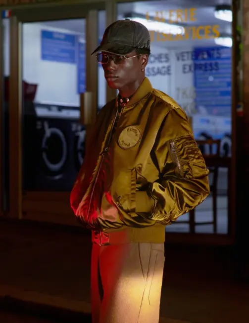 Jaqueta Bomber dourada da Études na moda masculina internacional