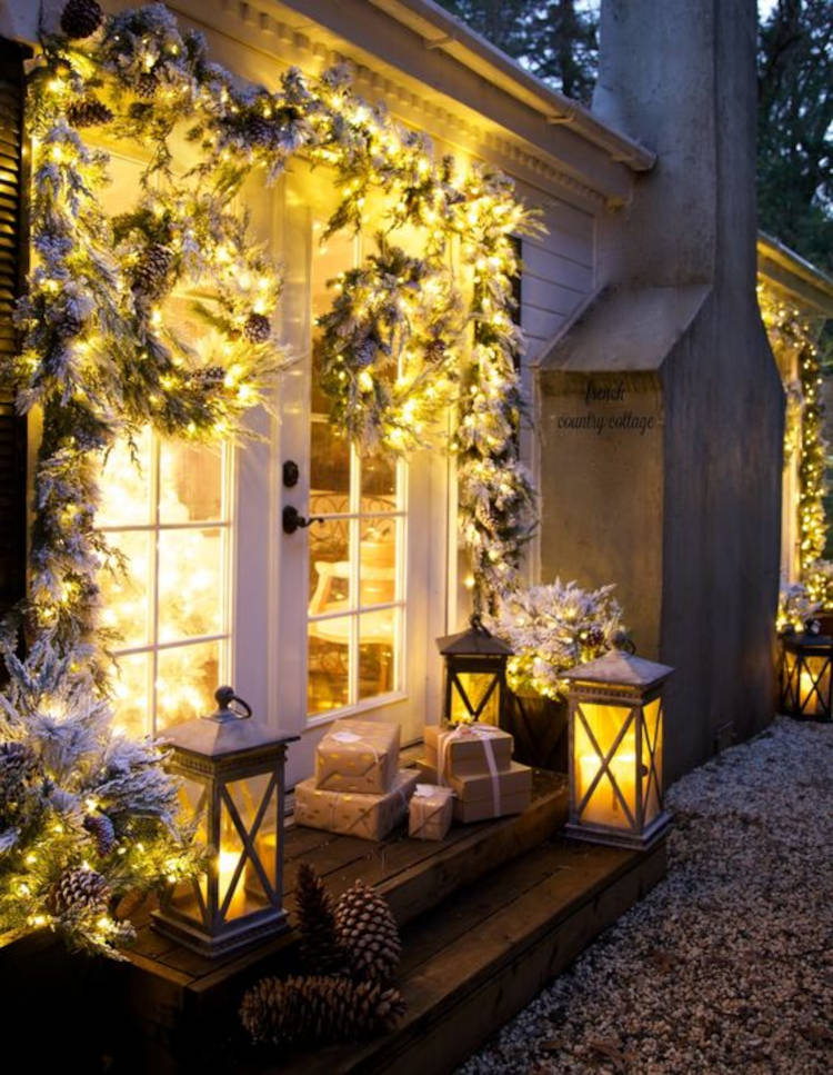Decoração de natal para jardim com pisca-pisca e presentes.