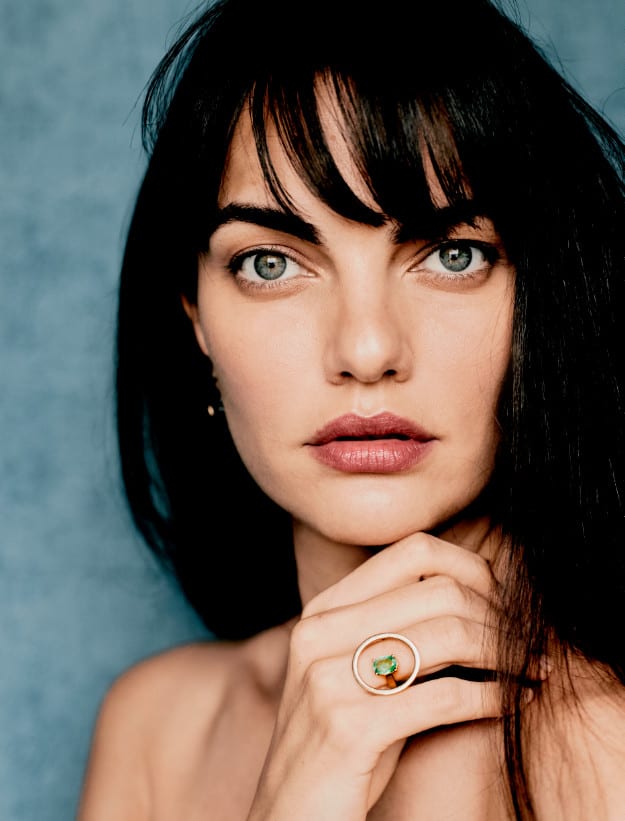 Foto da modelo Barbara Fialho com anel ank