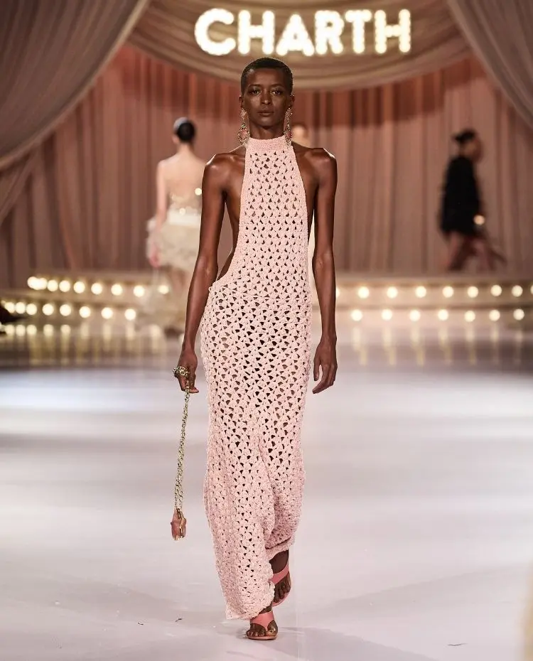 Modelo na passarela usando look off white