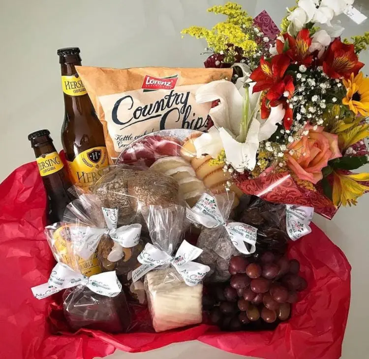 Cesta de Natal com cerveja, frutas, flores e doces 