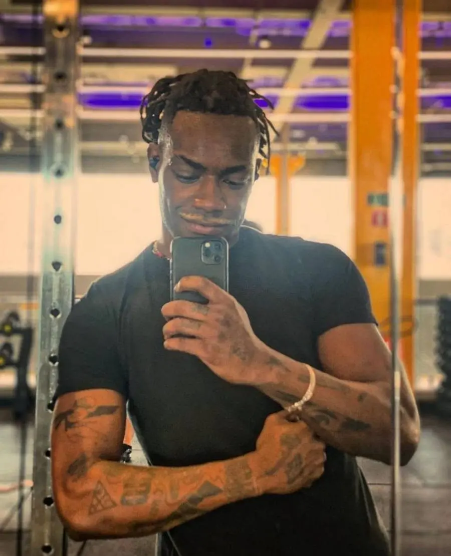 Foto de Pelé Milflows e suas tatuagens no braço