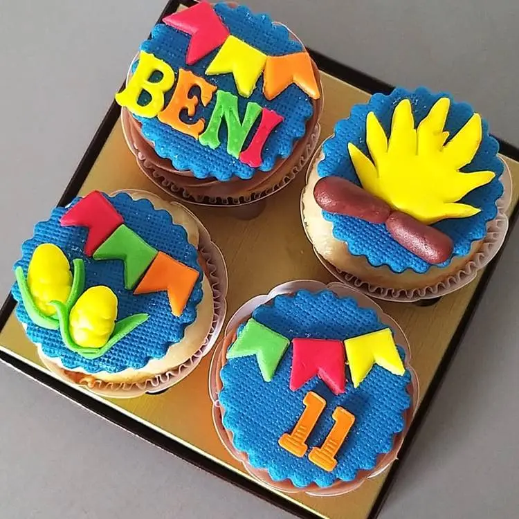 Cupcakes gourmet para festas juninas: decorados com pasta americana, desenhos: varal de bandeirinhas, fogueira, milho