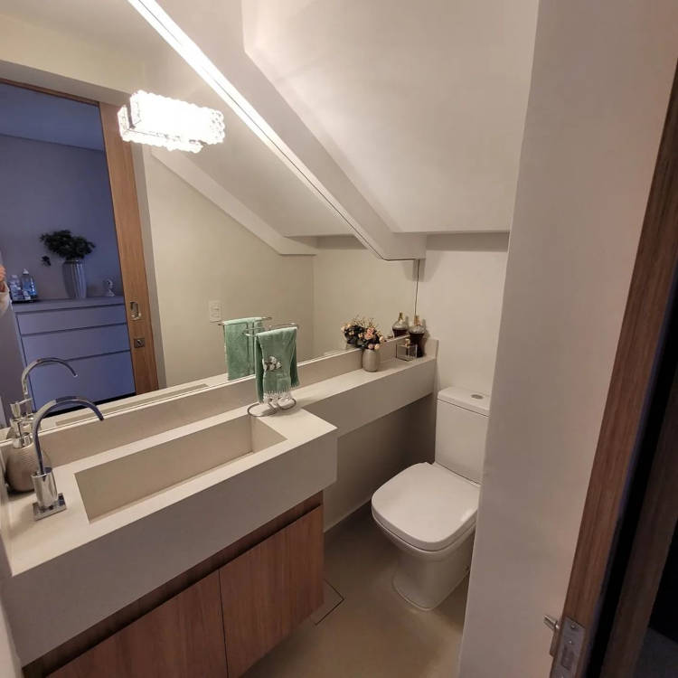 Lavabo embaixo da escada.