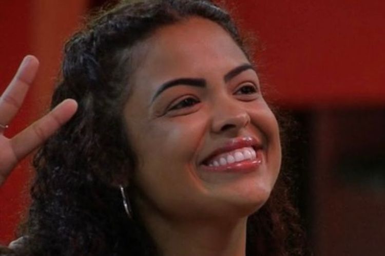 Paula do BBB 23 sorrindo com lábios super hidratados