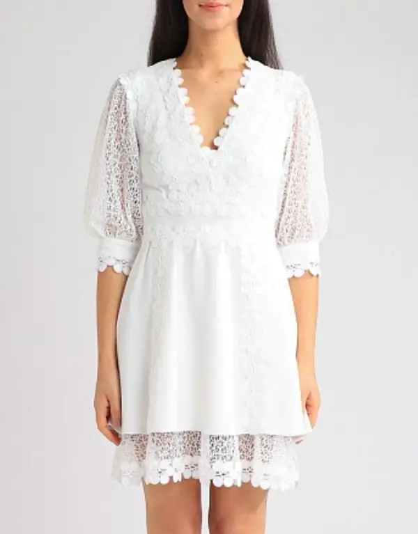 Modelo usa vestido com mangas bufantes branco