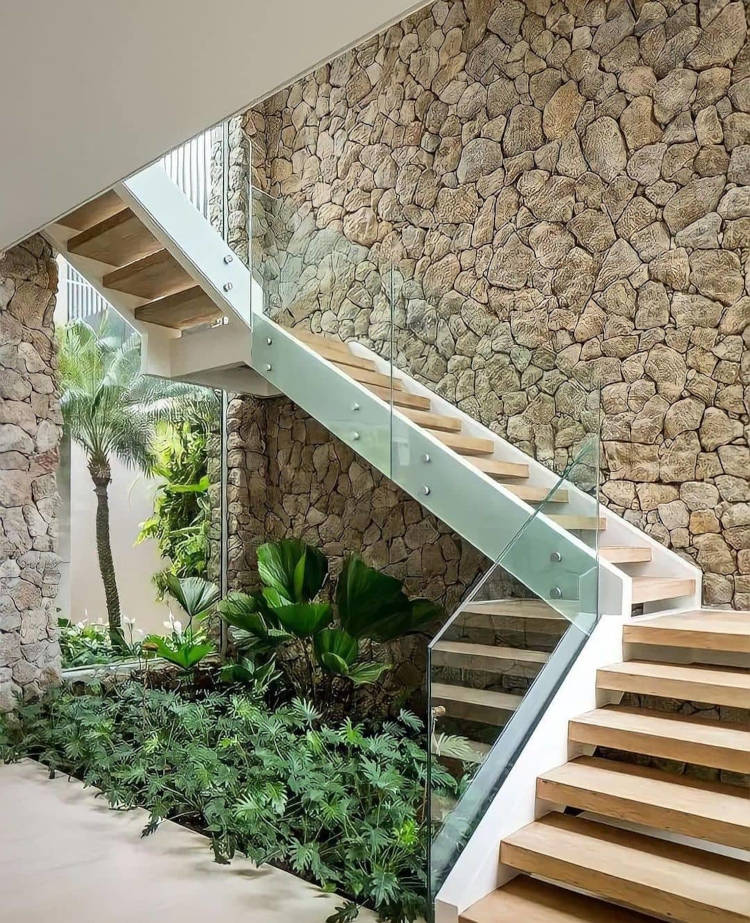 Escada de madeira com jardim de inverno.