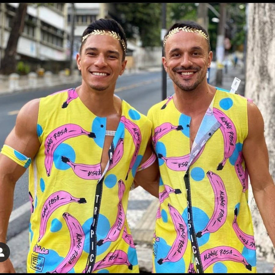 Dois homens com abadás de botões.