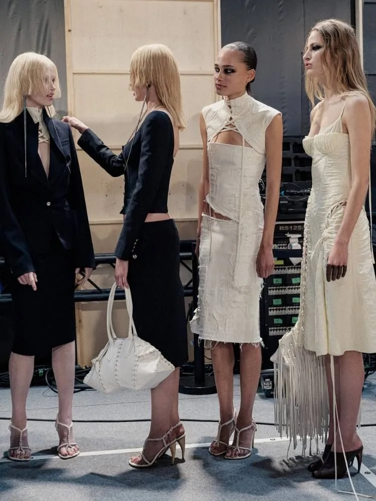 Foto de modelos em desfile usando saias de cintura baixa, uma das tendências da Semana de Moda de Paris SS26