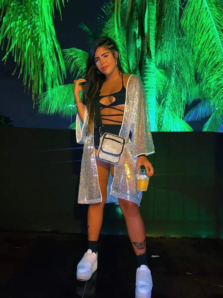 Mulher de pele clara de body cut out e kimono de paetê