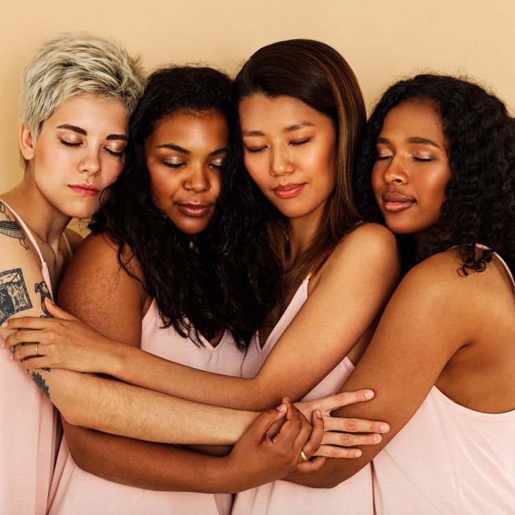 mulheres unidas se abraçando