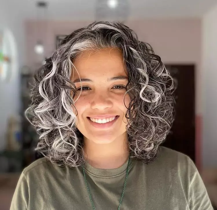 Mulher jovem com cabelo grisalho natural