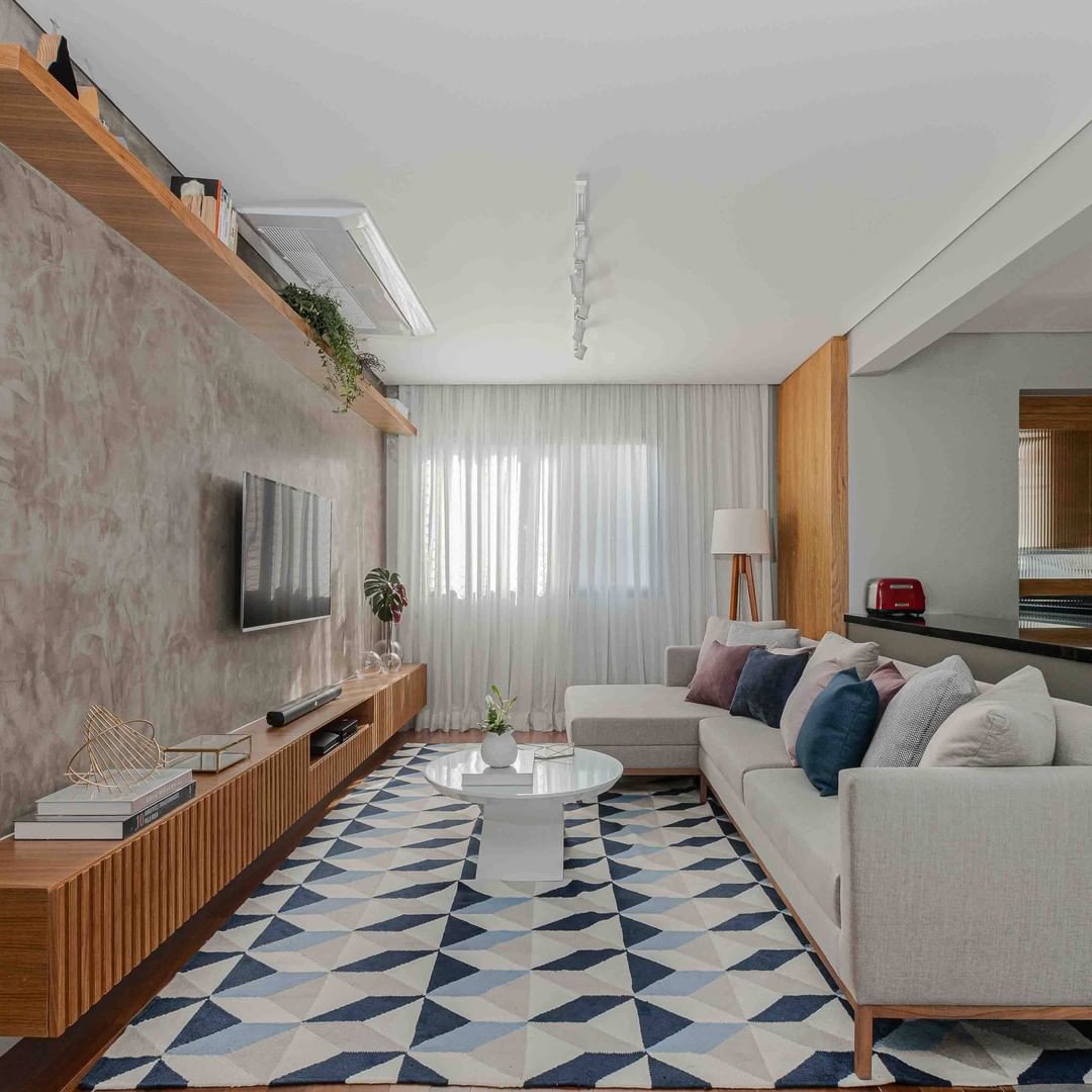 Sala de estar com tapete azul.