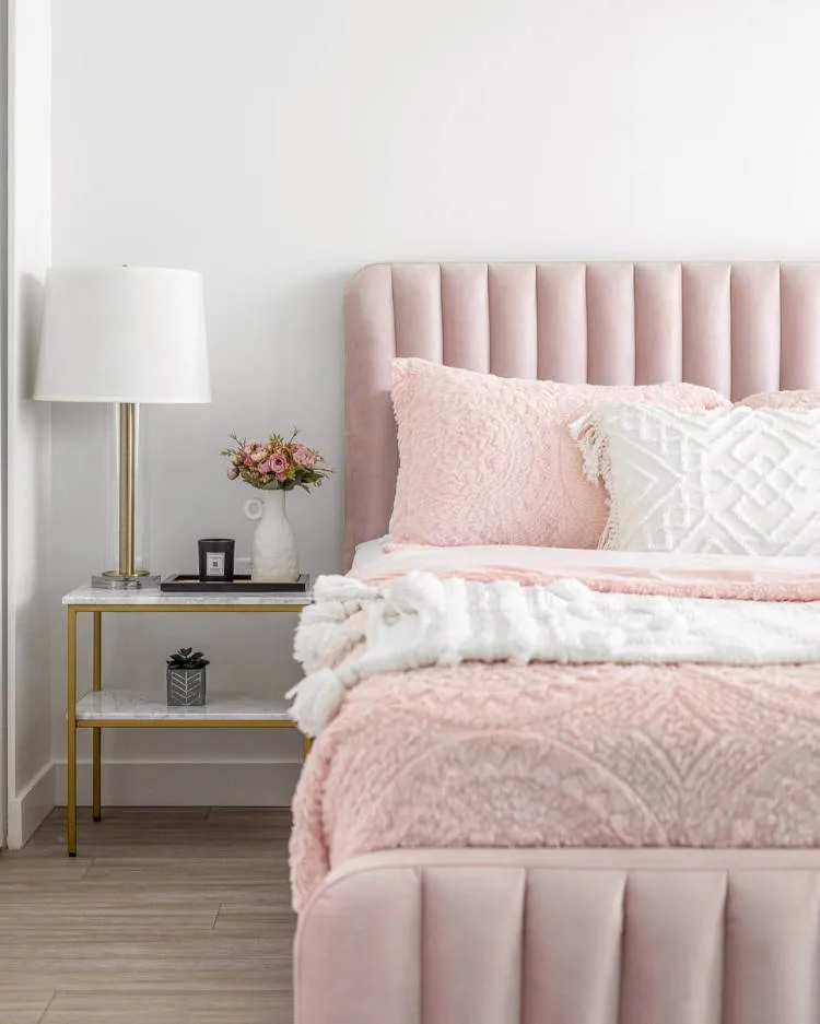 Quarto de casal com roupa de cama rosa texturizada