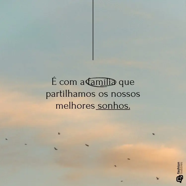 Imagem com fundo de céu ao entardecer, tons azulados e alaranjados suaves. Texto no centro: "É com a família que partilhamos os nossos melhores sonhos." Palavras "família" e "sonhos" destacadas. Logotipo "Fashion Bubbles" no canto inferior direito.