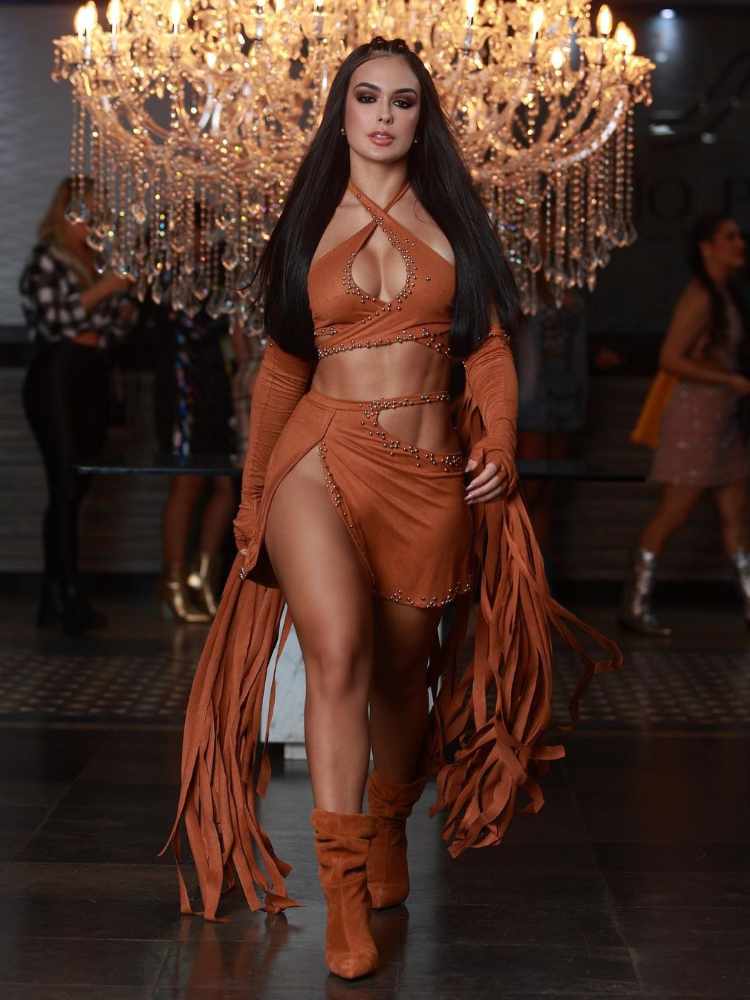 Larissa Santos do BBB 23 com look country marrom: top + saia + luvas com tiras + bota