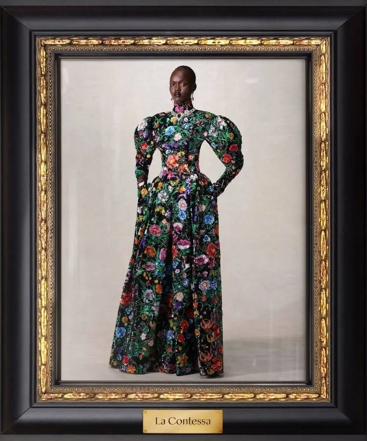 Foto de modelo negra usando vestido longo florido da Gucci