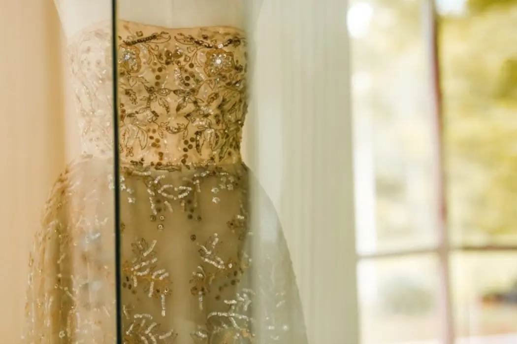Detalhe do vestido de Sarah Kubitschek em exposição. 