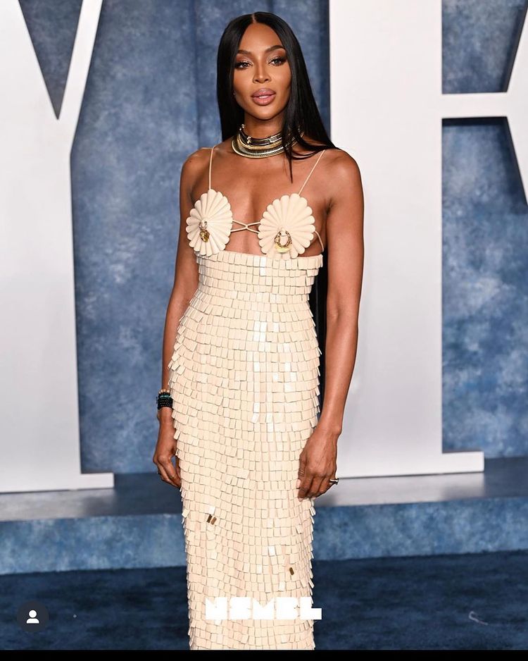Naomi Campbell com vestido off-white texturizado