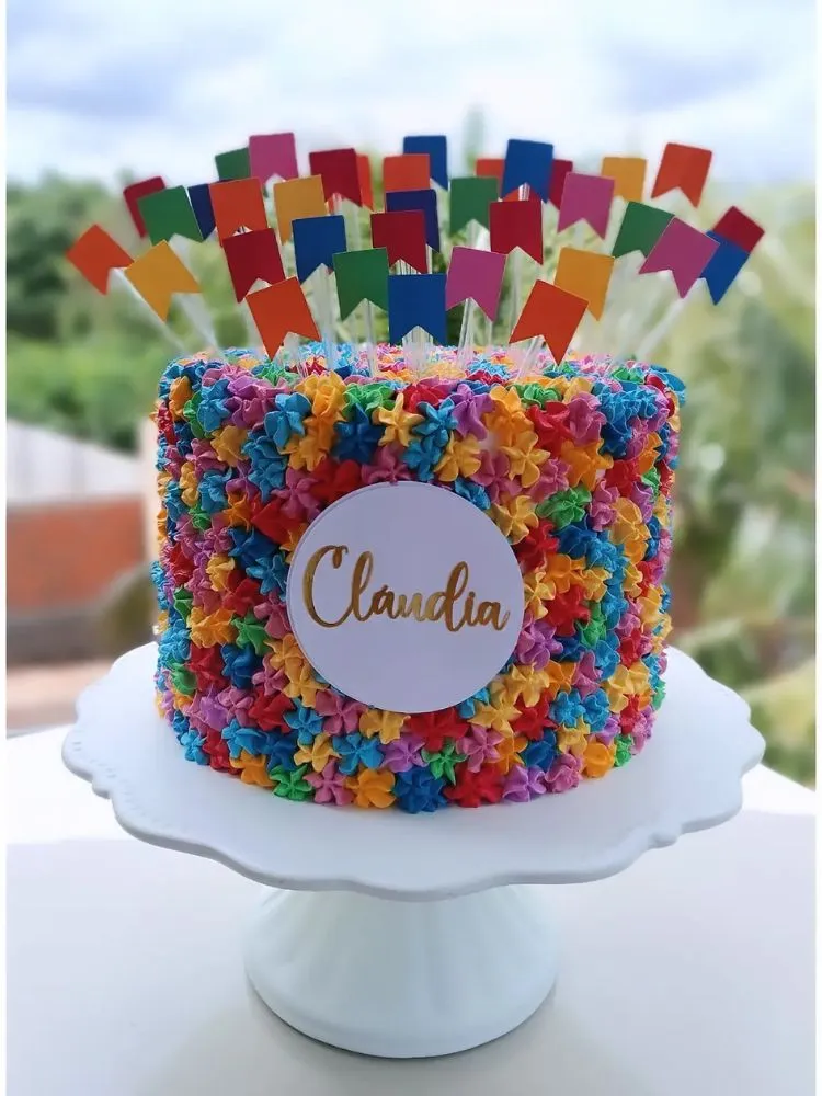 Bolo com chantily colorido e bandeirinha 