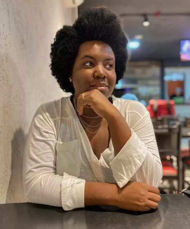 Corte afro mulher cabelo crespo natural castanho escuro