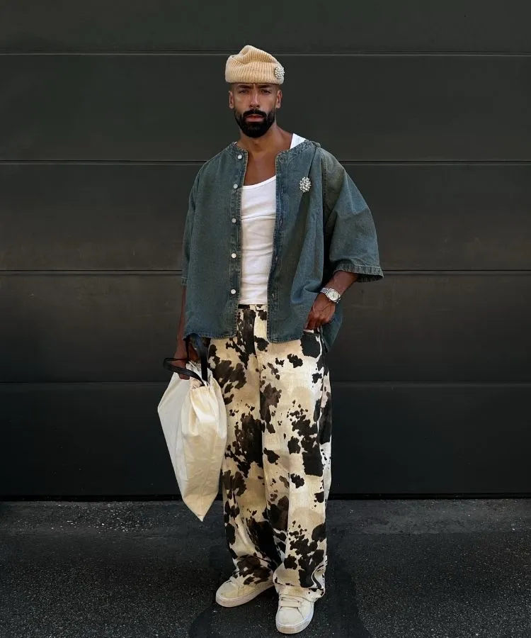 Influencer usando camisa jeans com modelagem oversized por cima de regata branca