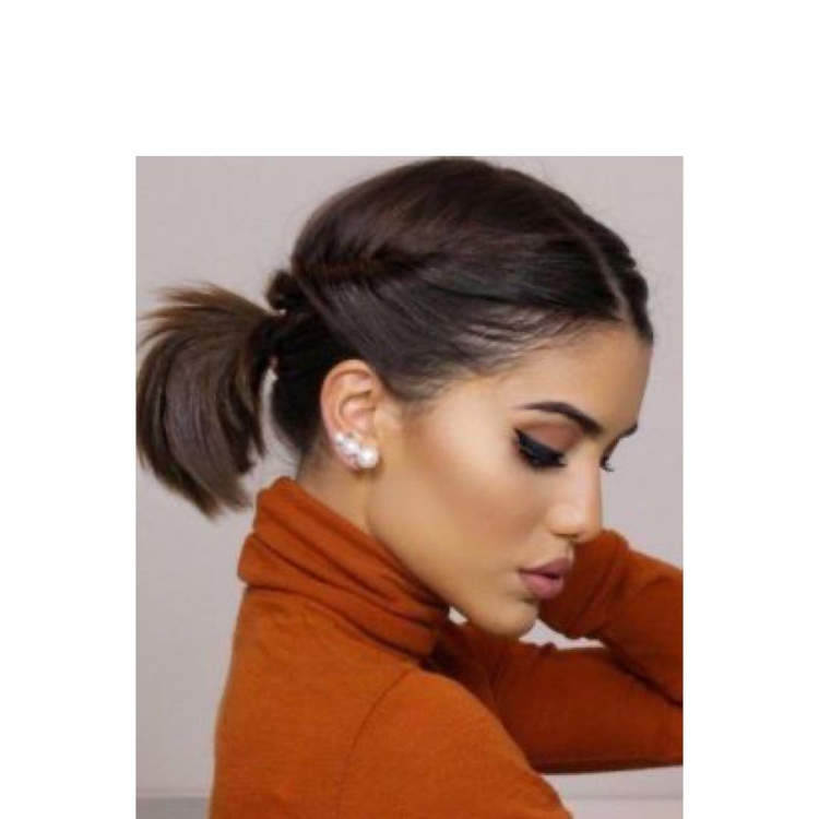 mulher com cabelo curto castanho preso em pequeno rabo no final