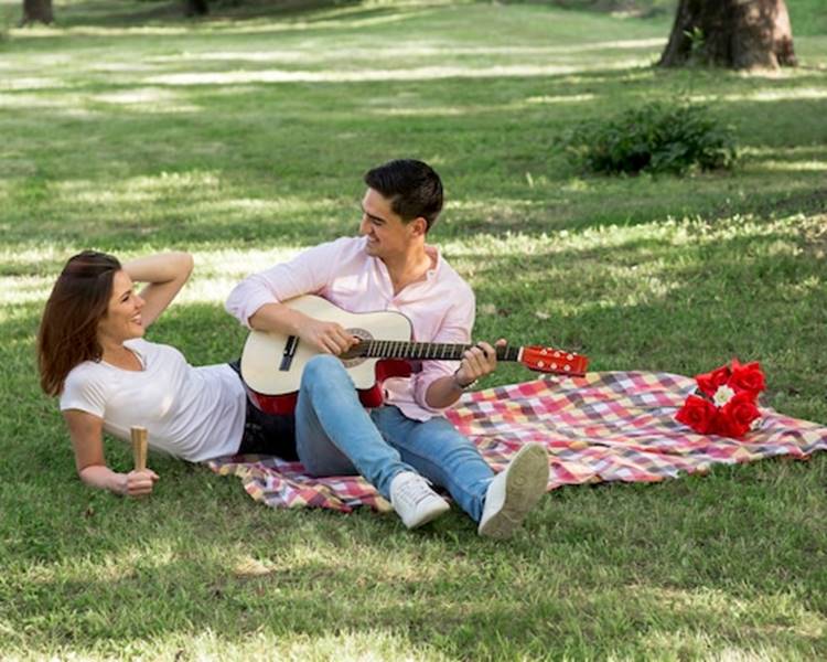 Foto de casal em piquenique.