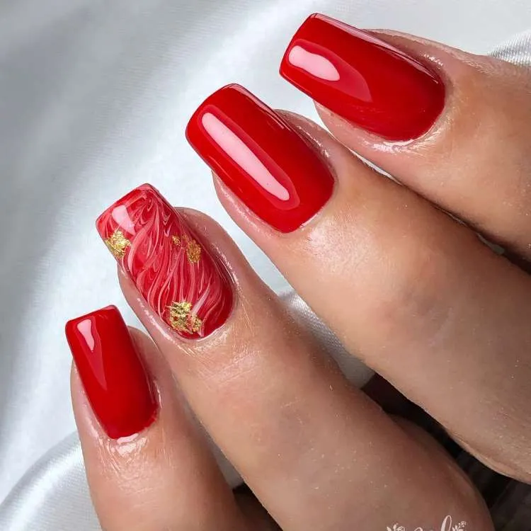 Unhas vermelhas decoradas, filha única no estilo mármore com branco e glitter dourado