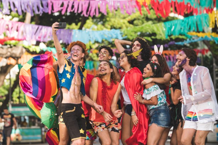 Grupo de amigos tirando selfie fantasiados em folia de Carnaval