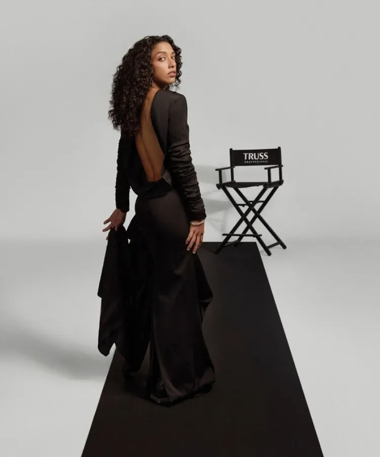 Foto da atriz Alice Carvalho com novo visual antes do Oscar 2026