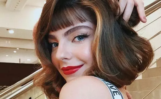 Corte cabelo curto com franja, mulher com batom vermelho