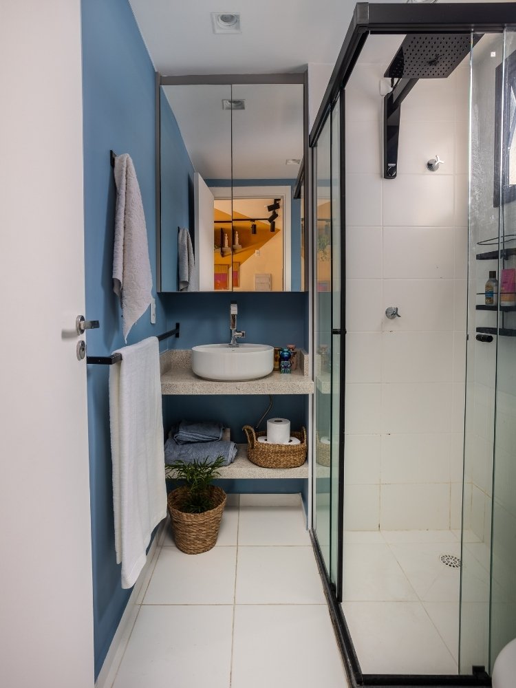Banheiro de apartamento de 25 m² após passar por reforma