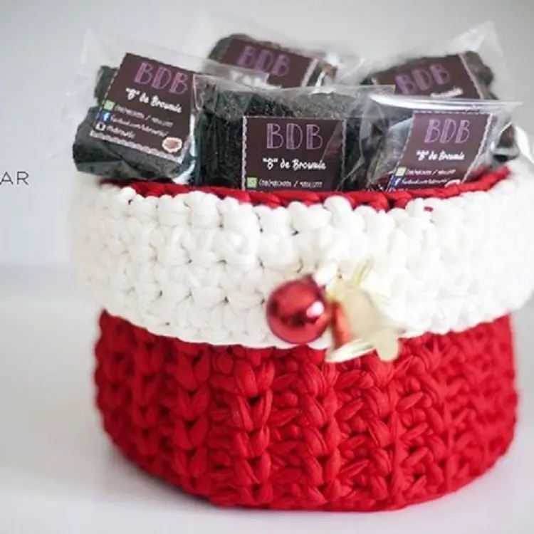 cachepô de crochê vermelho e branco com brownie 
