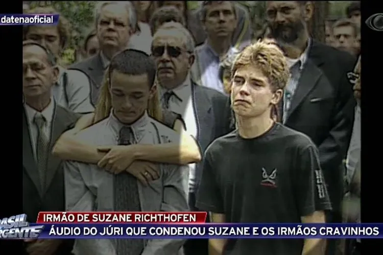 Andreas Richthofen chorando no velório de seus pais ao lado de Daniel Cravinhos sendo abraçado por Suzane.