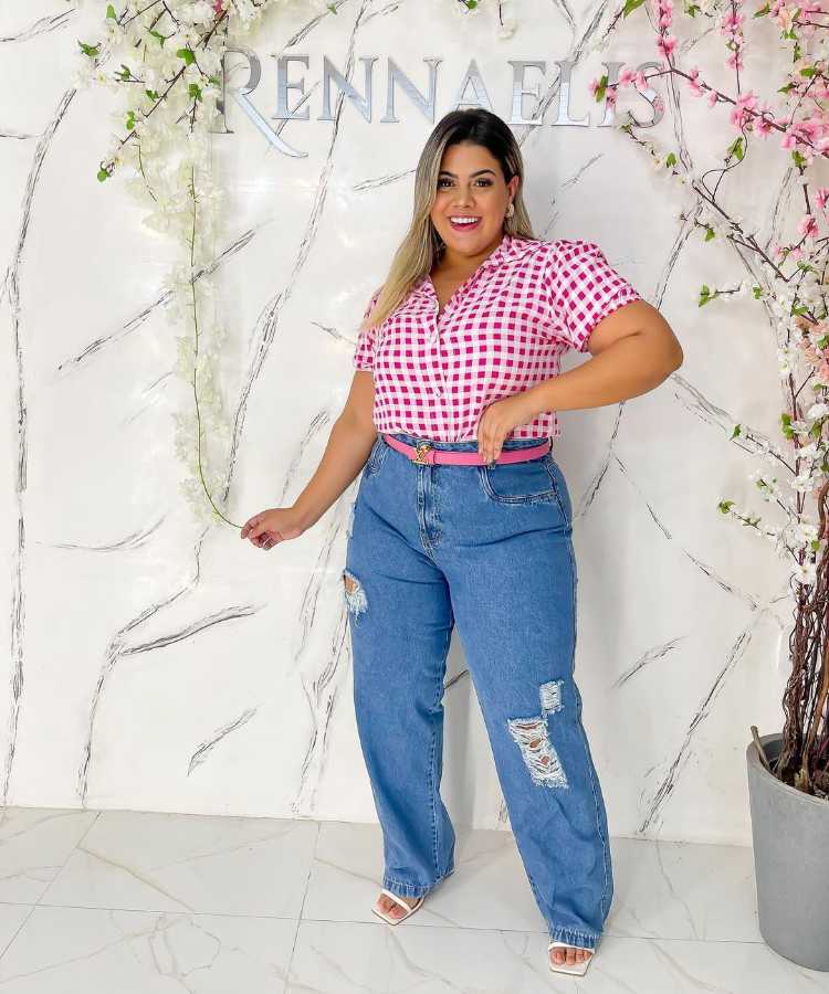 Mulher com camisa xadrez + calça jeans + sandália